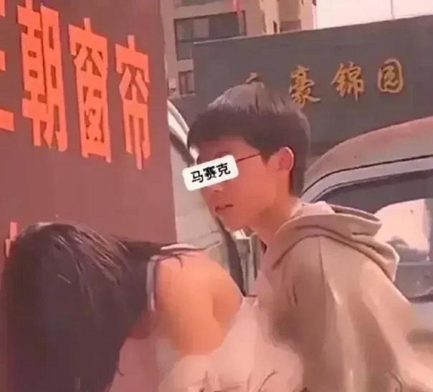 男生和女生打扑克差差差很疼的