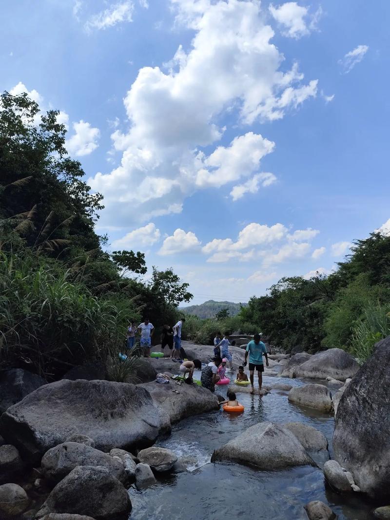 两峰夹小溪地湿又无泥诗