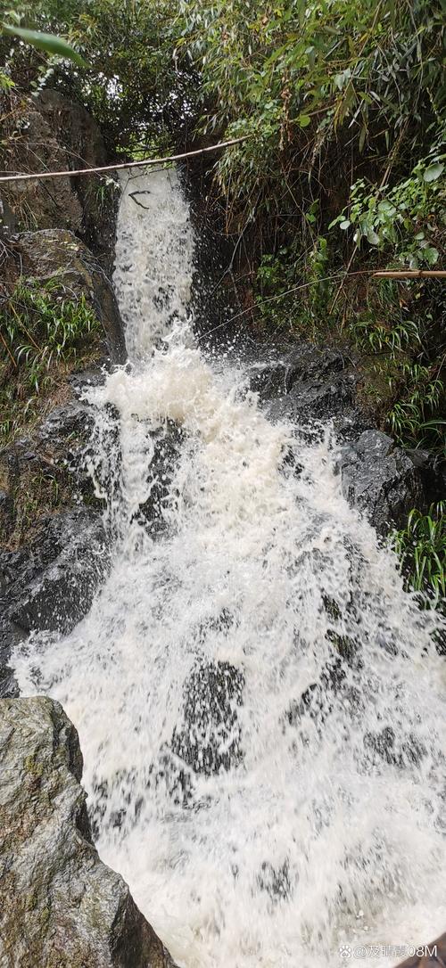 两峰夹小溪地湿又无泥